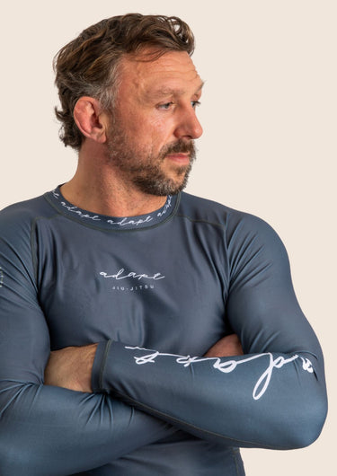 Men’s long‑sleeved technical BJJ rashguard in Blue, featuring four‑way stretch and mesh ventilation. 
