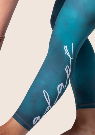 Women’s high‑waisted training leggings in mermaid blue with gradient effect; sleek and squat‑proof.